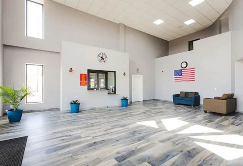 מוטל Econo Lodge Inn & Suites