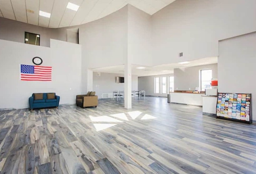 מוטל Econo Lodge Inn & Suites