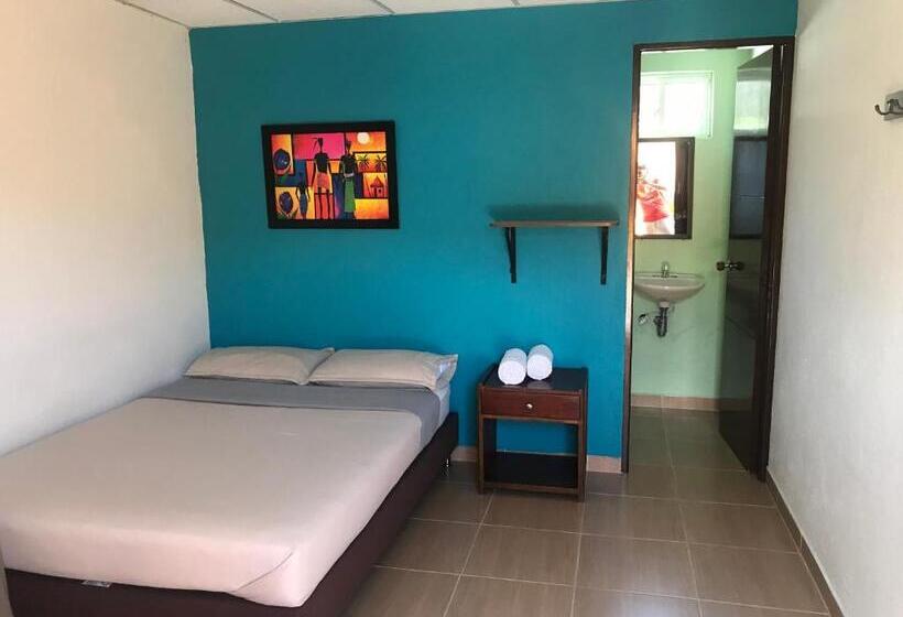 هاستل Hostal El Hangar