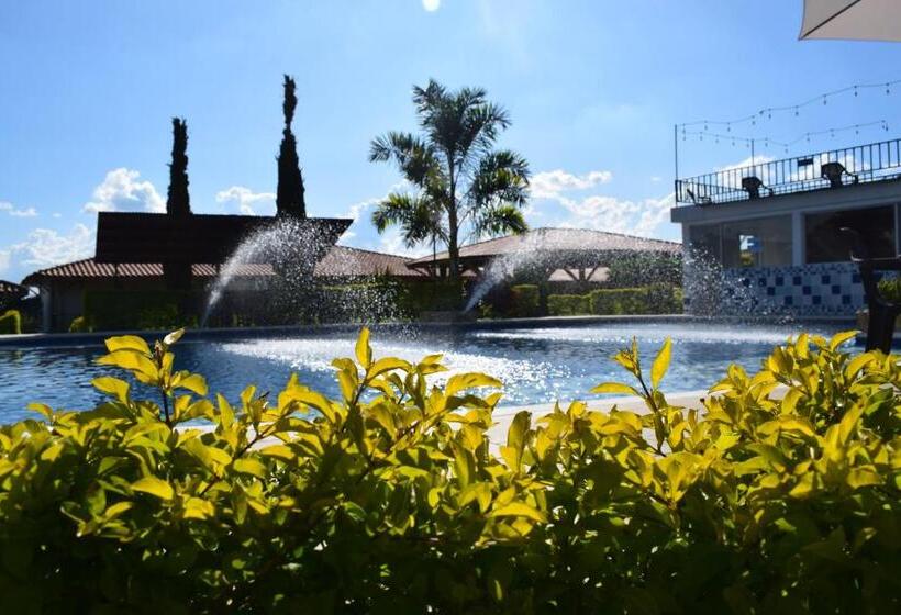 هتل Parque De Los Arrieros