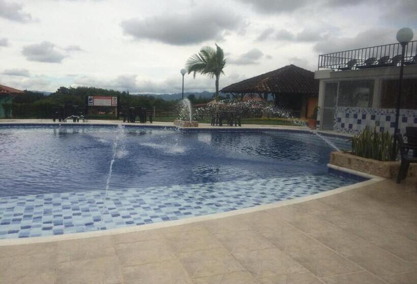 هتل Parque De Los Arrieros