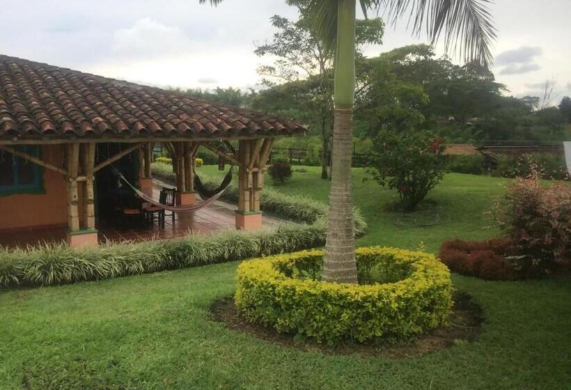 هتل Parque De Los Arrieros