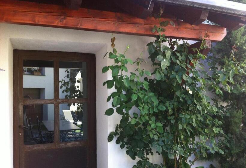تختخواب و صبحانه La Maison Carolane