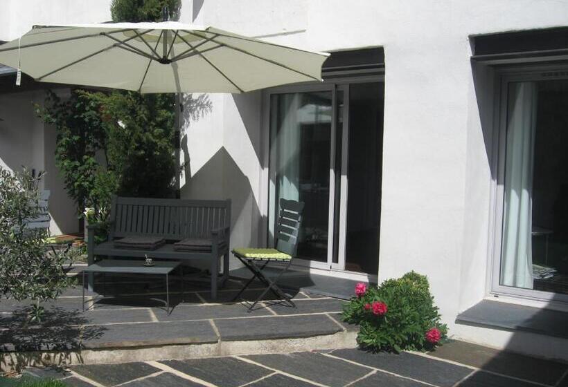 تختخواب و صبحانه La Maison Carolane