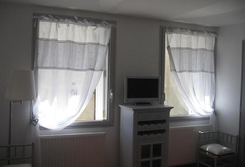 تختخواب و صبحانه La Maison Carolane