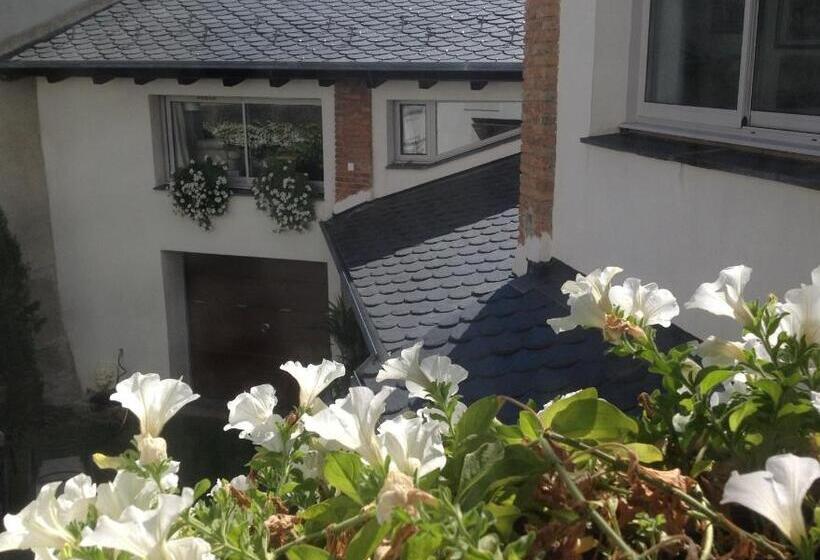 تختخواب و صبحانه La Maison Carolane