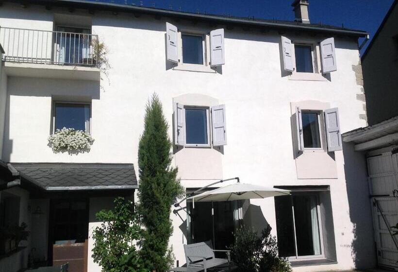 تختخواب و صبحانه La Maison Carolane