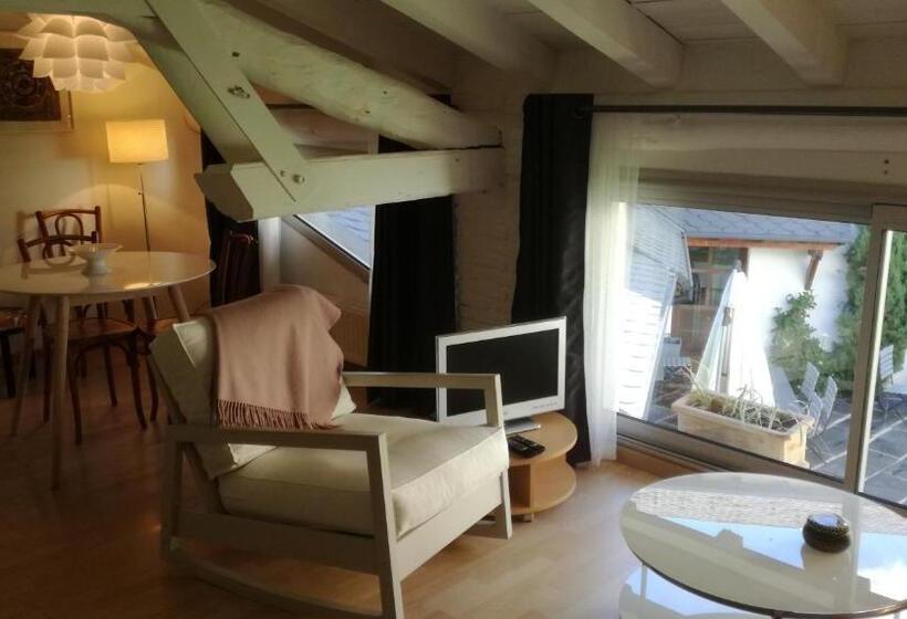 تختخواب و صبحانه La Maison Carolane
