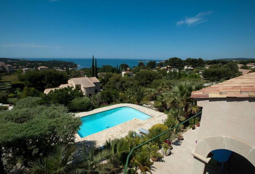 تختخواب و صبحانه La Villa