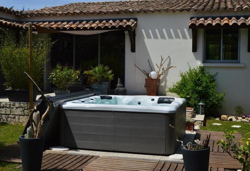 تختخواب و صبحانه Mas Lou Souleil