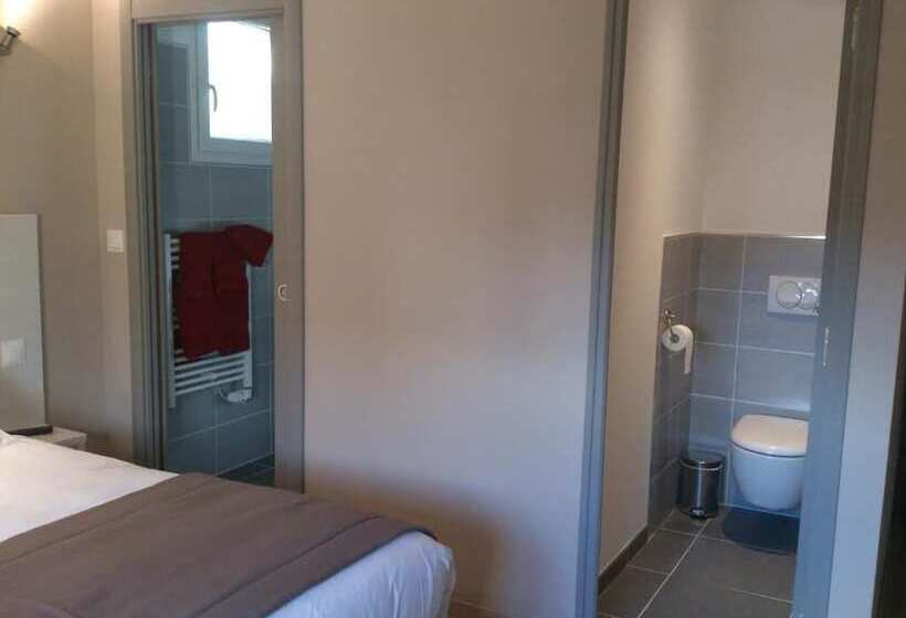 Отель Hôtel Les Petits Oreillers