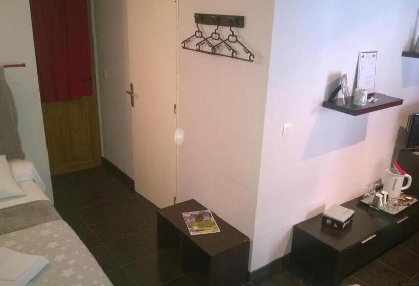 住宿加早餐  Chambres D Hotes Les Chiens Verts, Jardin, Terrasse, Parking Privé