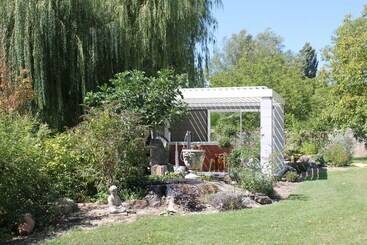 تختخواب و صبحانه Domaine La Francoise