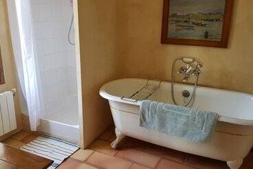 تختخواب و صبحانه Mas Du Caroubier Maison D Hotes