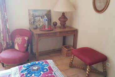 تختخواب و صبحانه Mas Du Caroubier Maison D Hotes