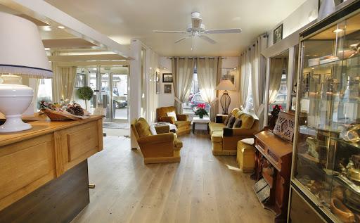 Отель Kyriad Direct Arpajon