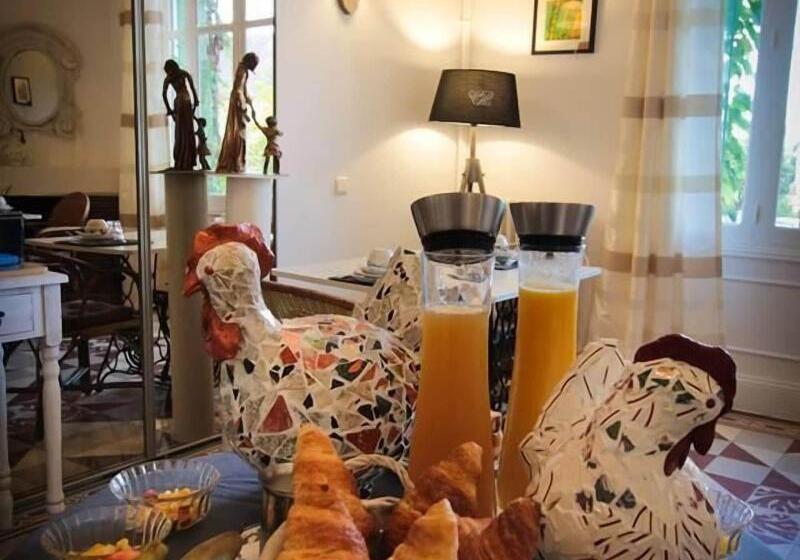 ホテル Logis Hôtel & Restaurant Au Clos Paillé Charme & Caractère