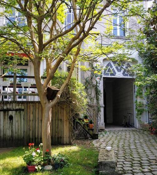 تختخواب و صبحانه La Maison Jules