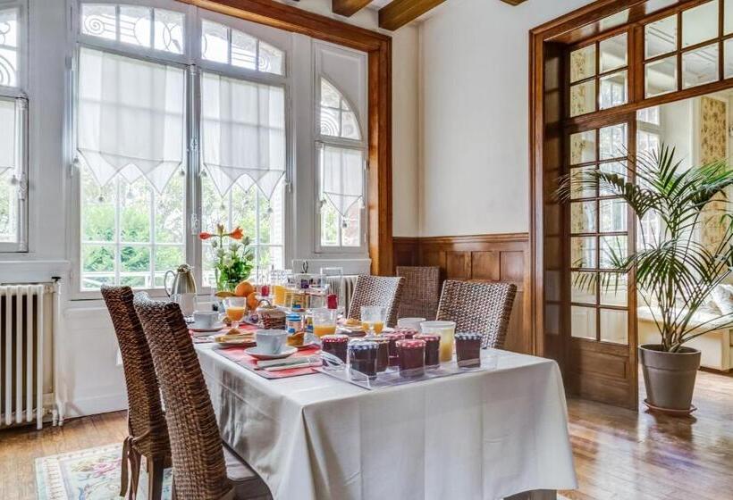 ベッドアンドブレックファースト La Maison Rouge Brocéliande