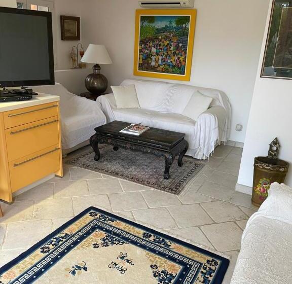 مبيت وإفطار La Tarentane