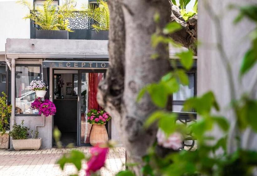هتل Hôtel Eden Cassis   Parking Privé