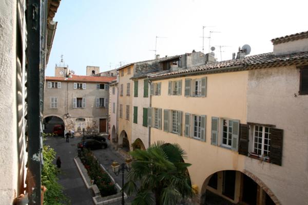 هتل Hôtel Les Arcades