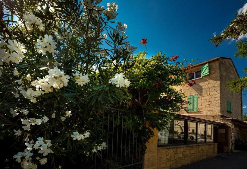 הוסטל Logis Hotel L  Auberge D Uzes