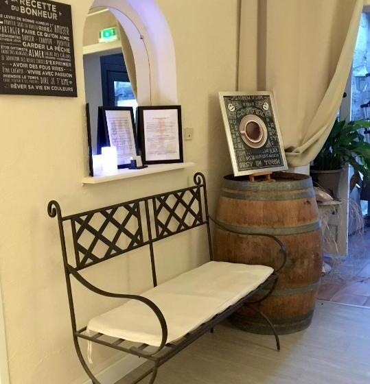 הוסטל Logis Hotel L  Auberge D Uzes