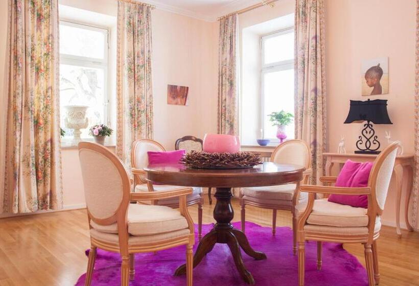 تختخواب و صبحانه Villa Adolphine