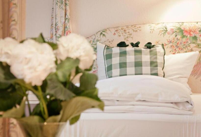 تختخواب و صبحانه Villa Adolphine