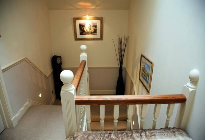 مبيت وإفطار Airlie House Self Catering