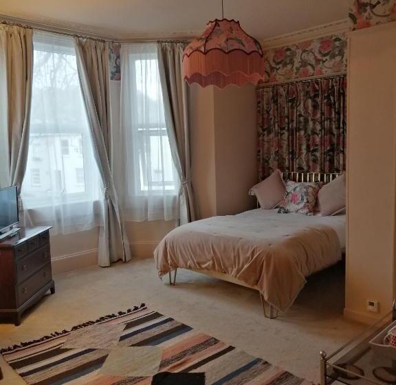 تختخواب و صبحانه Avon Guesthouse