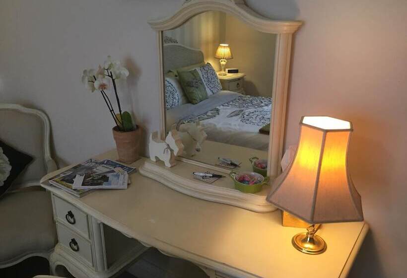 تختخواب و صبحانه Copperfields Guest House