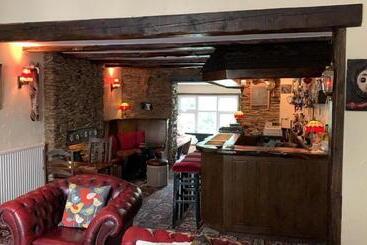 تختخواب و صبحانه The Poplars Guest House