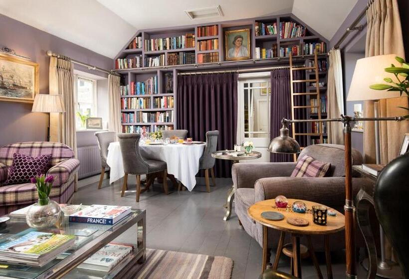 مبيت وإفطار Throphill Grange