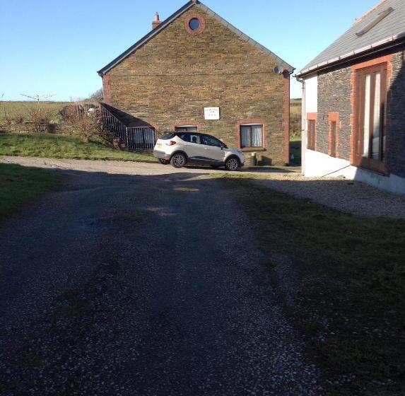 민박 Tregatherall Lodge