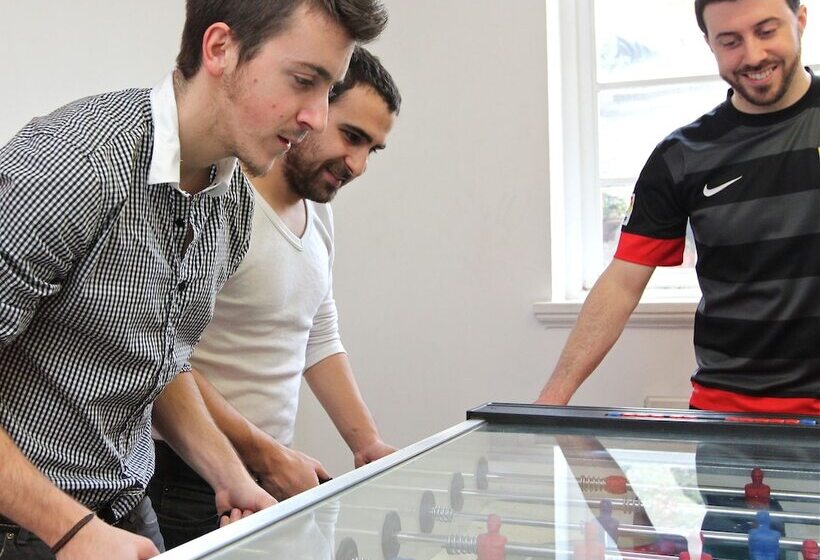 هاستل Bowden Court