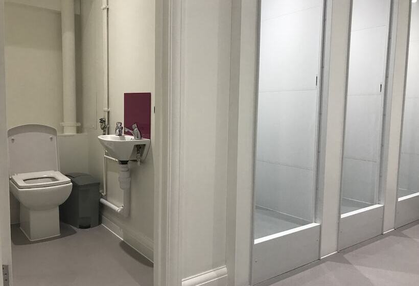 هاستل Bowden Court