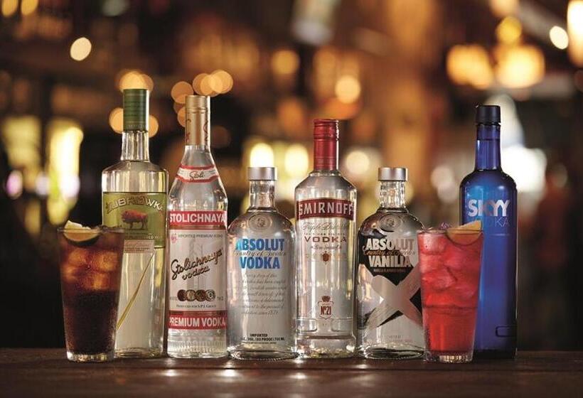 בית מלון כפרי The Golden Lion Wetherspoon