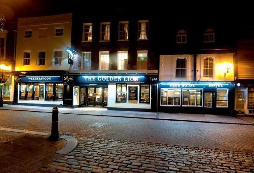 Отель The Golden Lion Wetherspoon