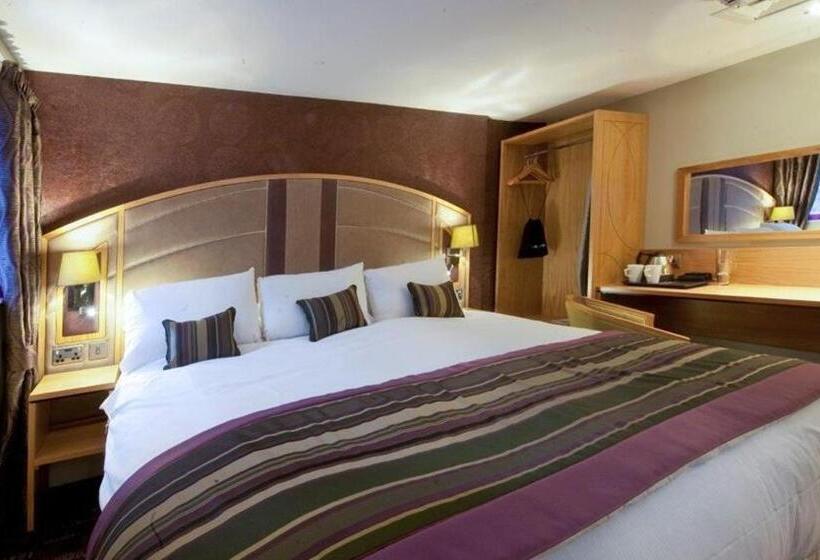 בית מלון כפרי The Golden Lion Wetherspoon