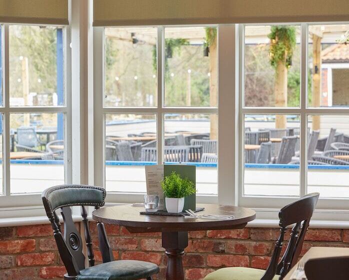 فندق The Kings Head Wroxham By Greene King Inns