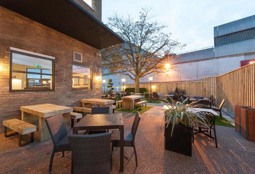 酒店 The Saxon Crown Wetherspoon
