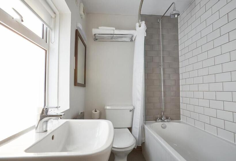 Отель The Spyglass & Kettle By Greene King Inns