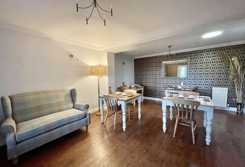 مبيت وإفطار Bojangles Guest House