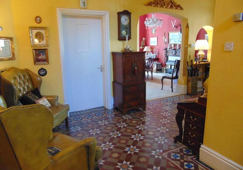 تختخواب و صبحانه Holywell House