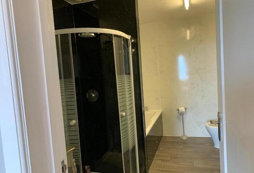 تختخواب و صبحانه Room Only At Wetherby Nairn