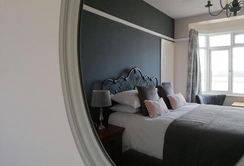 مبيت وإفطار Schooner Point Guest House