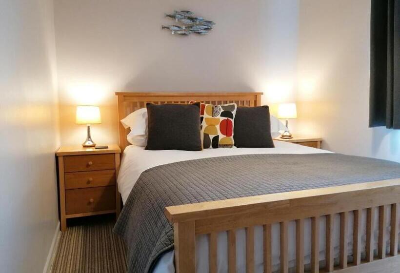 مبيت وإفطار Schooner Point Guest House