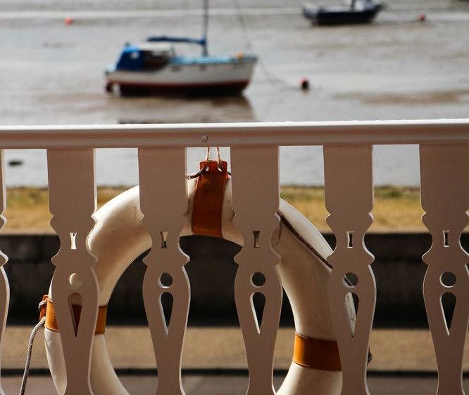 تختخواب و صبحانه The Bay